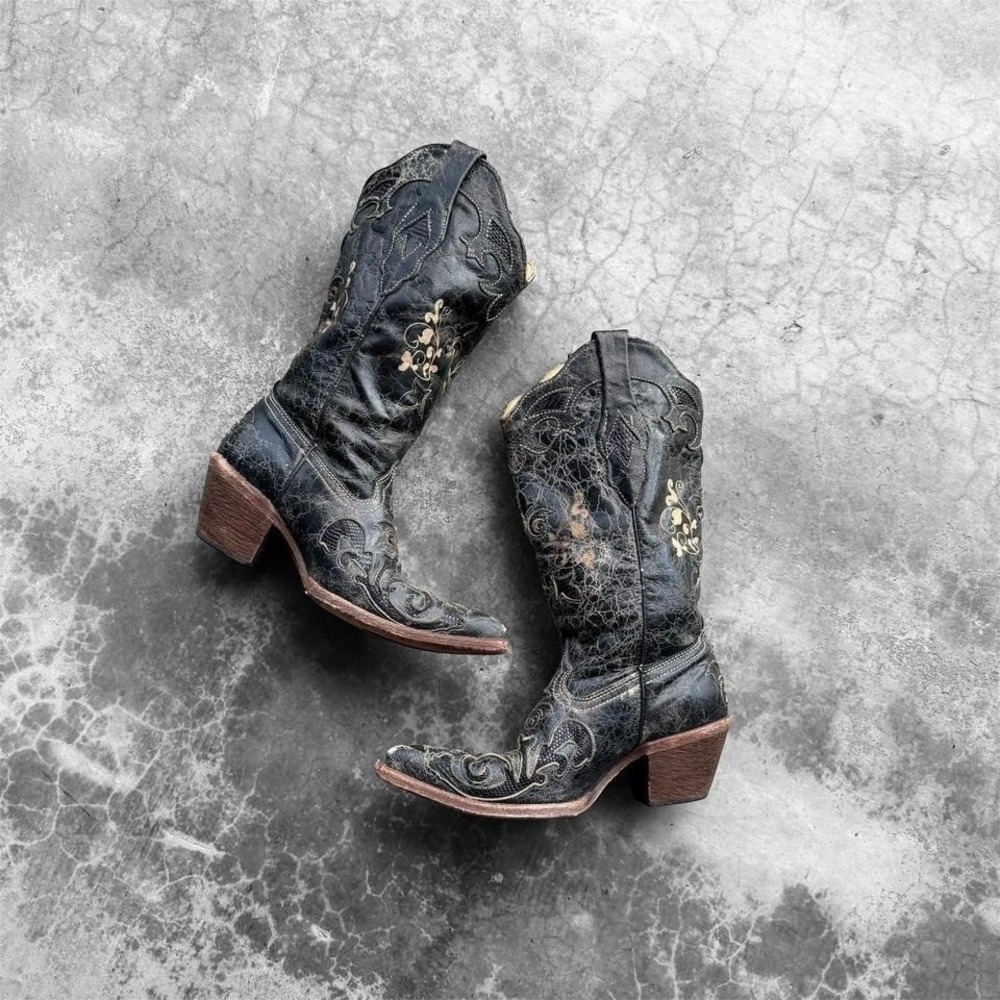 Vintage Corral Black distressed cow girl western snip toe boots  Tagged size 6 M